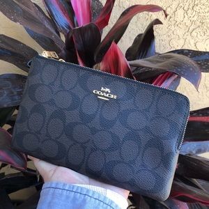 ⚡️FLASH SALE⚡️ 🎁Large Coach Wristlet🎁